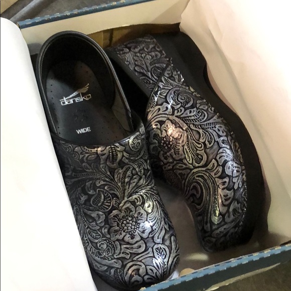 Dansko Women's Wide Pro Clog, Grey Tooled Patent - Picture 2 of 2